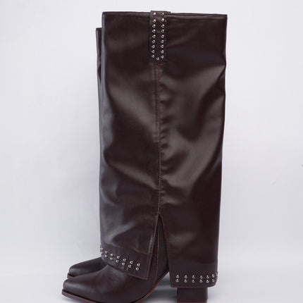 Bota larga marrón con capa y taches