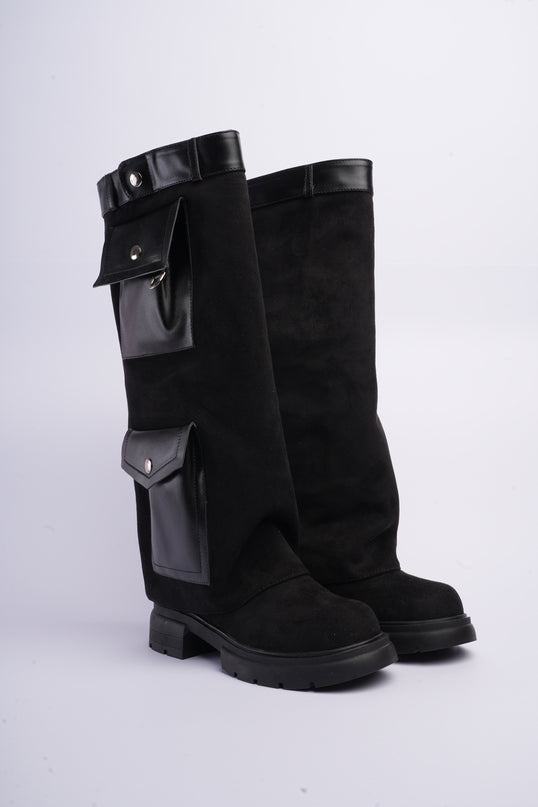 Bota larga negra con capa y bolsillos
