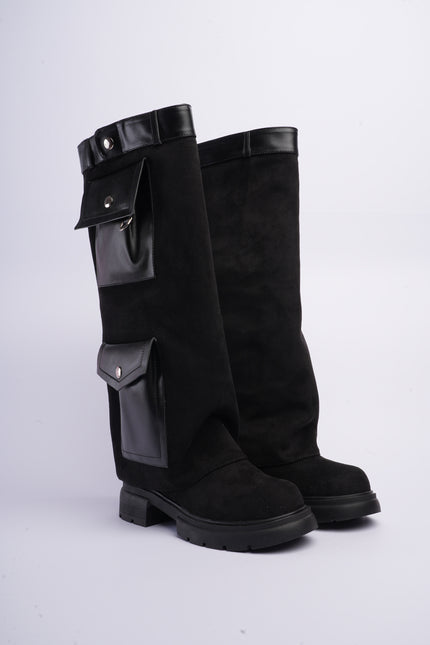 Bota larga negra con capa y bolsillos