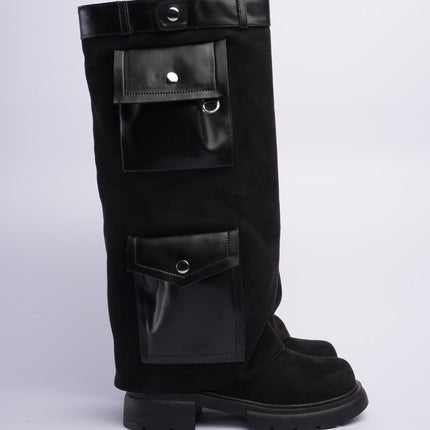 Bota larga negra con capa y bolsillos