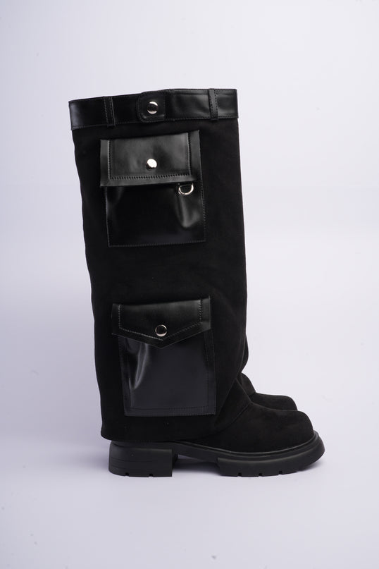 Bota larga negra con capa y bolsillos
