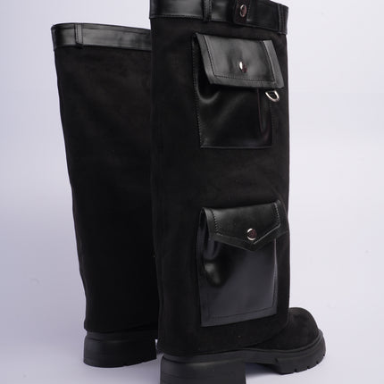 Bota larga negra con capa y bolsillos