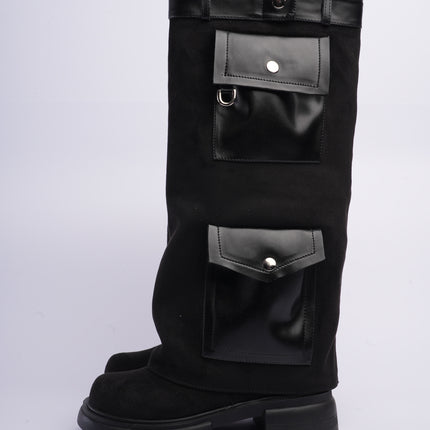 Bota larga negra con capa y bolsillos