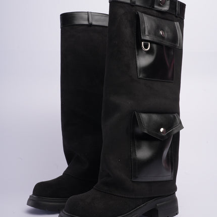 Bota larga negra con capa y bolsillos