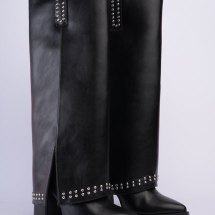 Bota larga negra con capa y taches