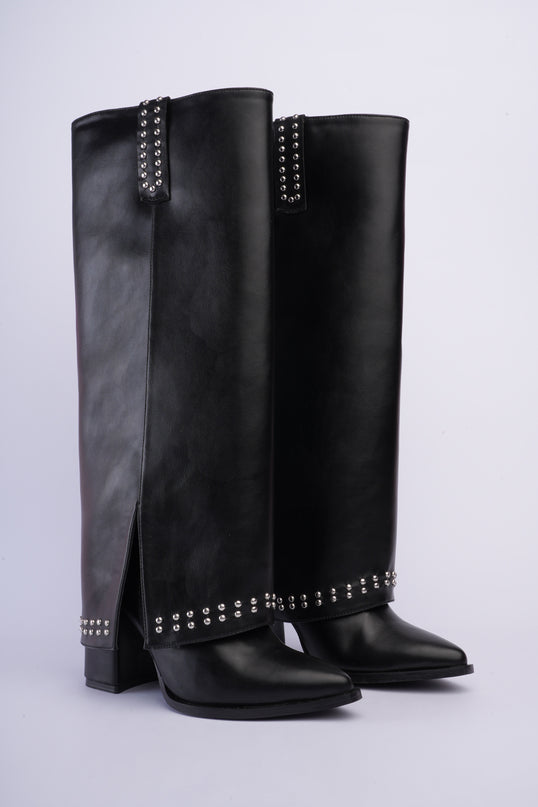 Bota larga negra con capa y taches