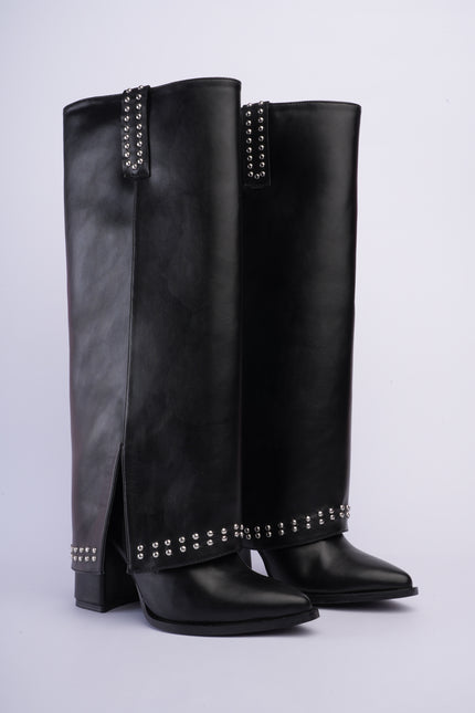 Bota larga negra con capa y taches