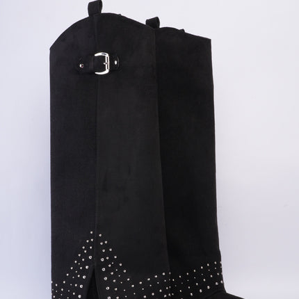 Bota larga negra con capa y taches