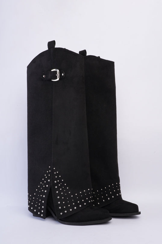 Bota larga negra con capa y taches