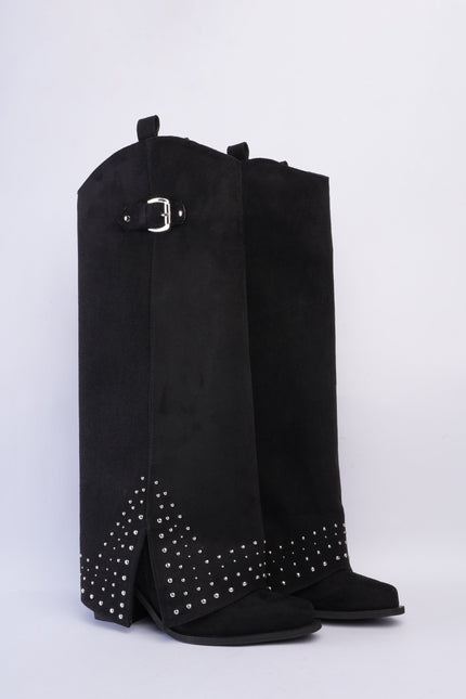 Bota larga negra con capa y taches