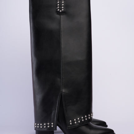 Bota larga negra con capa y taches