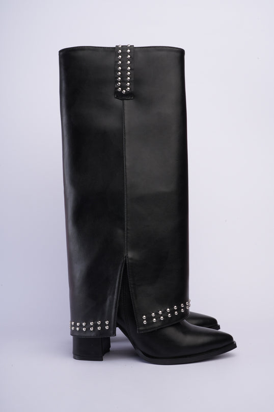 Bota larga negra con capa y taches