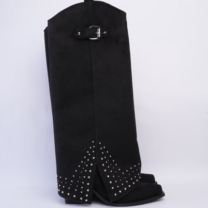 Bota larga negra con capa y taches