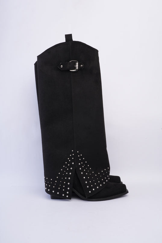 Bota larga negra con capa y taches