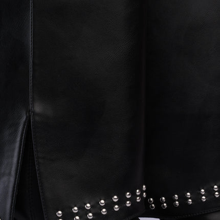 Bota larga negra con capa y taches