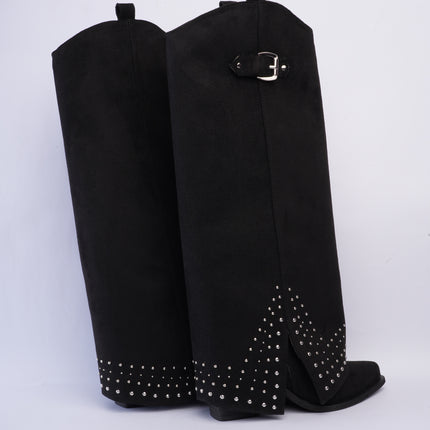 Bota larga negra con capa y taches