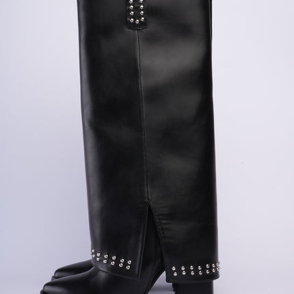 Bota larga negra con capa y taches