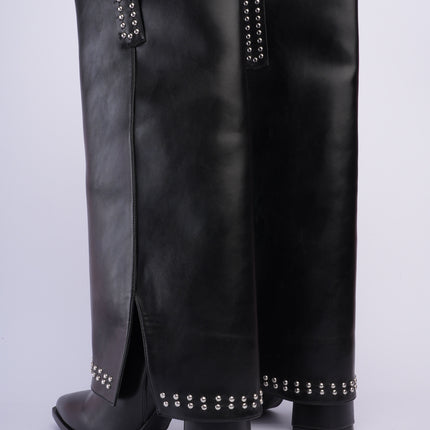 Bota larga negra con capa y taches