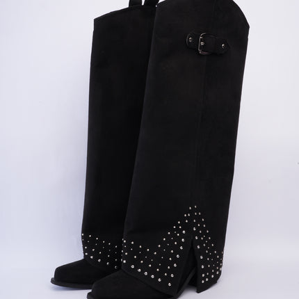 Bota larga negra con capa y taches