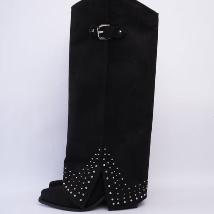 Bota larga negra con capa y taches