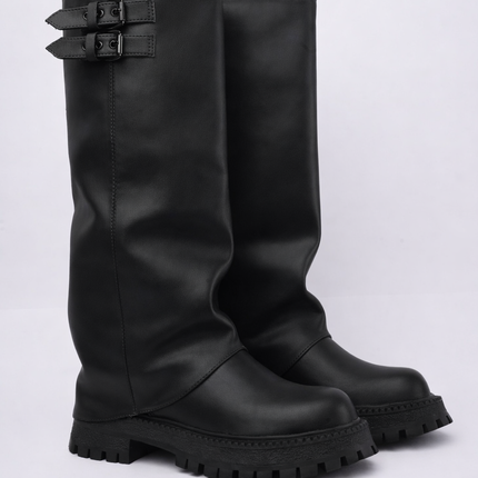 Bota larga negra con solapa y hebillas