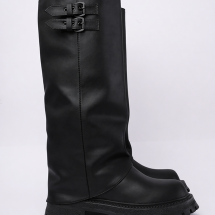 Bota larga negra con solapa y hebillas