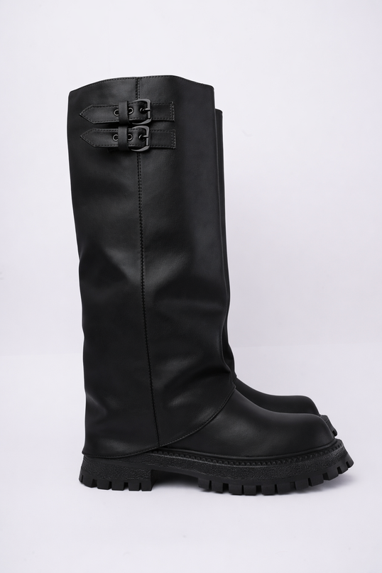 Bota larga negra con solapa y hebillas