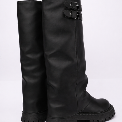 Bota larga negra con solapa y hebillas
