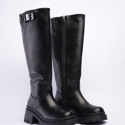 Bota larga negra y hebilla