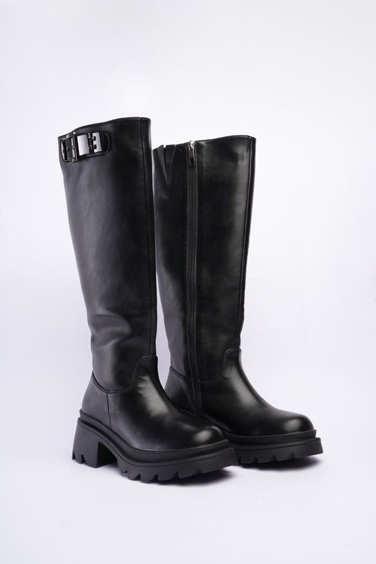 Bota larga negra y hebilla