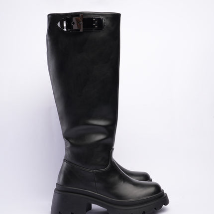 Bota larga negra y hebilla