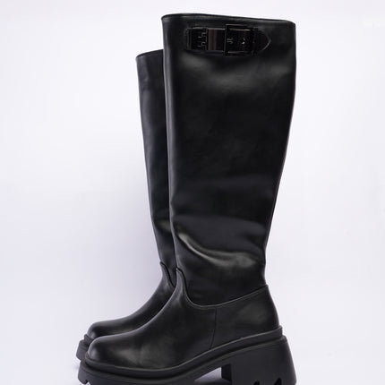 Bota larga negra y hebilla