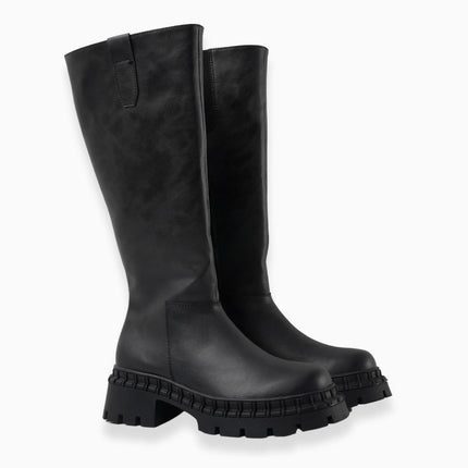 Bota larga negra y suela chunky