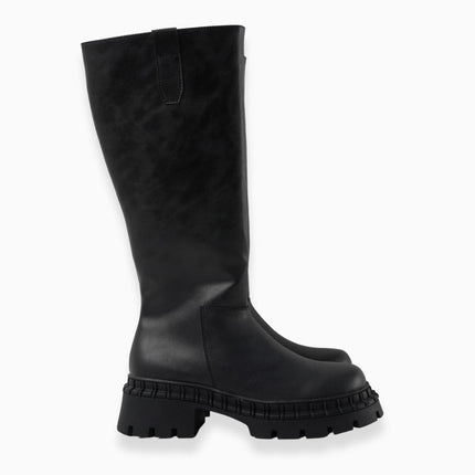 Bota larga negra y suela chunky