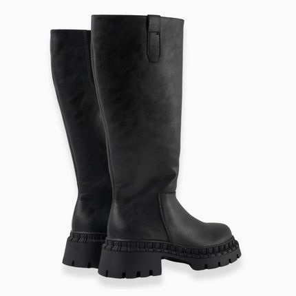 Bota larga negra y suela chunky