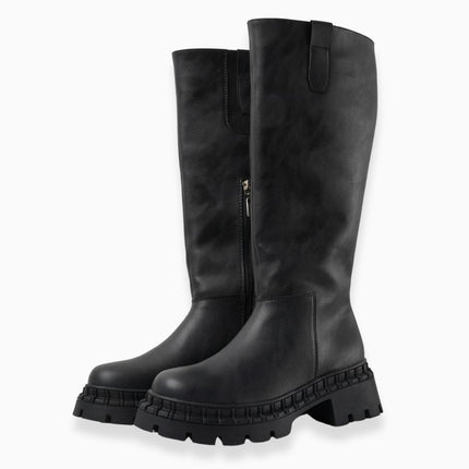 Bota larga negra y suela chunky