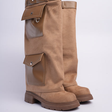 Bota larga taupe con capa y bolsillos