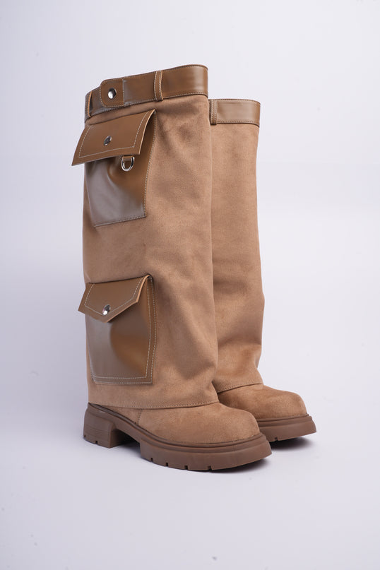 Bota larga taupe con capa y bolsillos