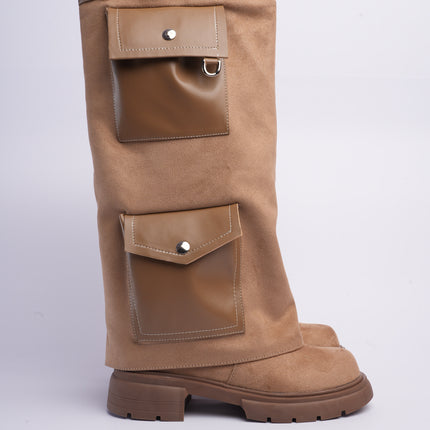 Bota larga taupe con capa y bolsillos