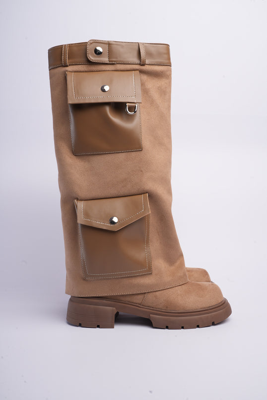 Bota larga taupe con capa y bolsillos