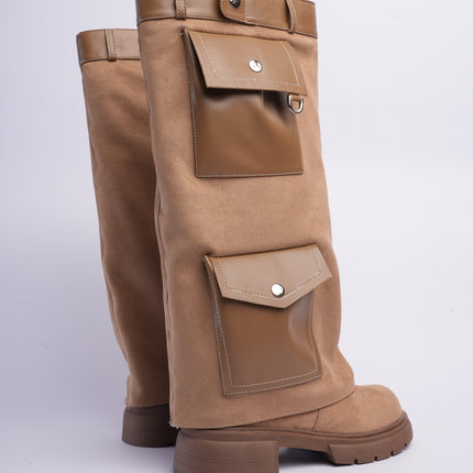 Bota larga taupe con capa y bolsillos