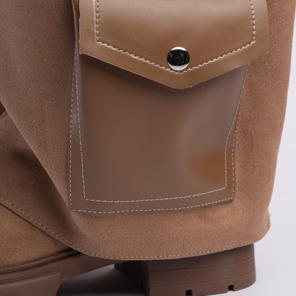 Bota larga taupe con capa y bolsillos
