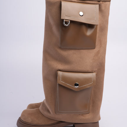 Bota larga taupe con capa y bolsillos