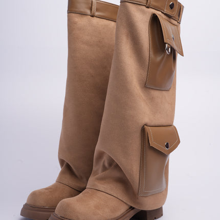 Bota larga taupe con capa y bolsillos