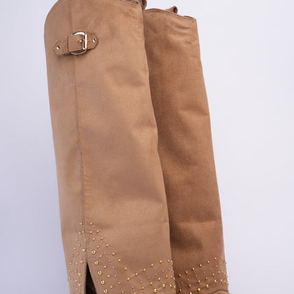 Bota larga taupe con capa y taches