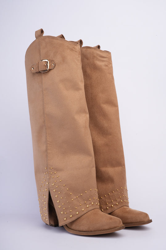 Bota larga taupe con capa y taches