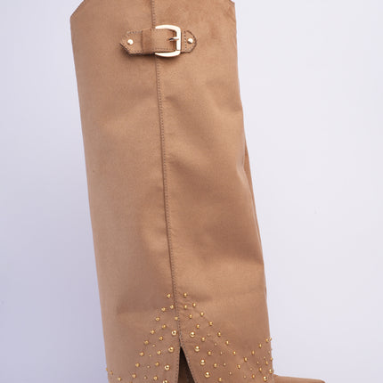 Bota larga taupe con capa y taches
