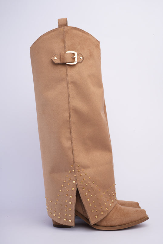 Bota larga taupe con capa y taches