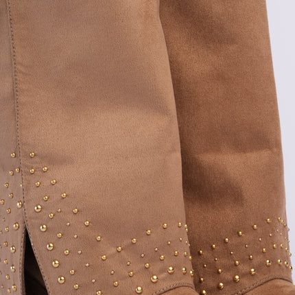 Bota larga taupe con capa y taches