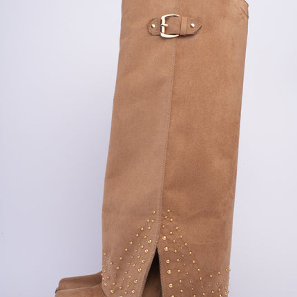 Bota larga taupe con capa y taches